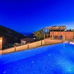 Luxury And Cosy Вілла