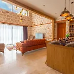 Luxury And Cosy Вілла